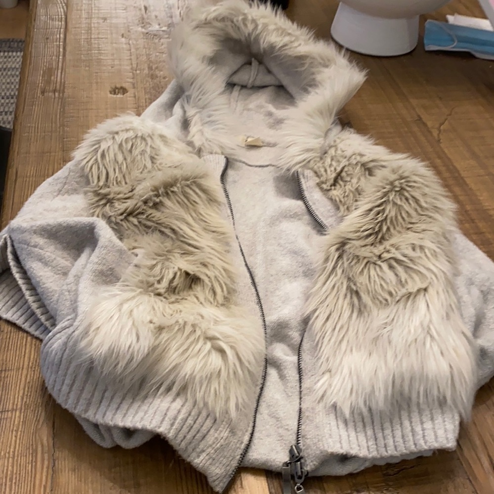 Super cute sweater with faux fur.
